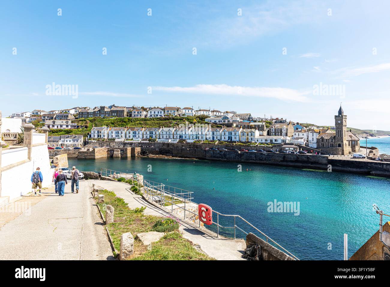 Porthleven, Cornouailles, Royaume-Uni, Angleterre vue panoramique du pittoresque port de Porthleven, Cornouailles, Angleterre, avec des bâtiments portuaires traditionnels Banque D'Images