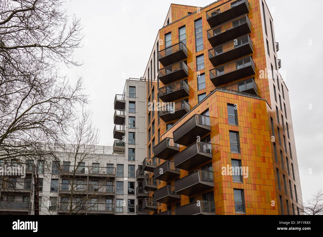 Complexe résidentiel à plusieurs étages avec balcons Banque D'Images