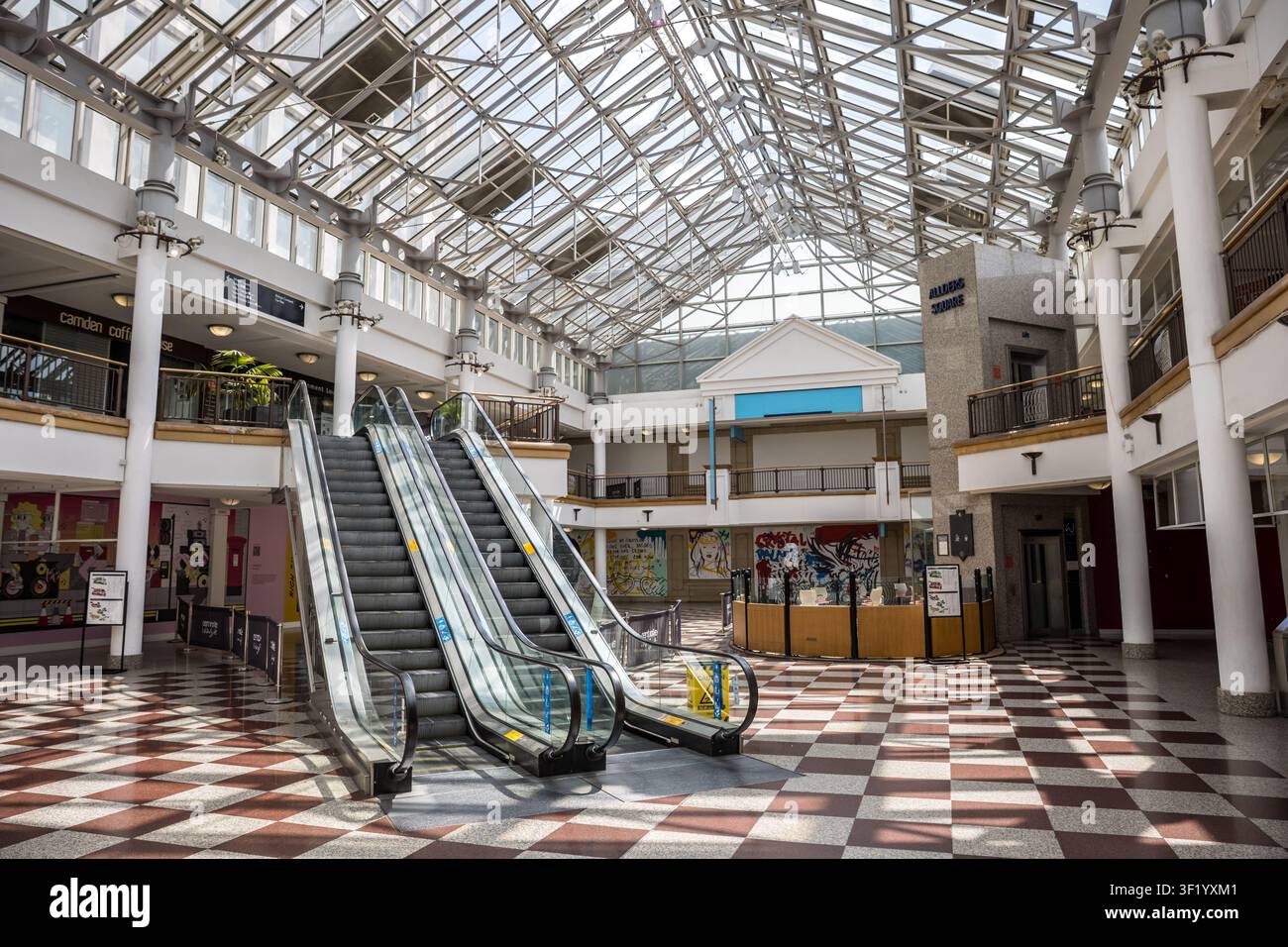 Vue intérieure des escaliers mécaniques à plusieurs niveaux, des sols carrelés et des piliers structurels à l'intérieur du centre commercial Whitgift Centre à Croydon, Londres Banque D'Images