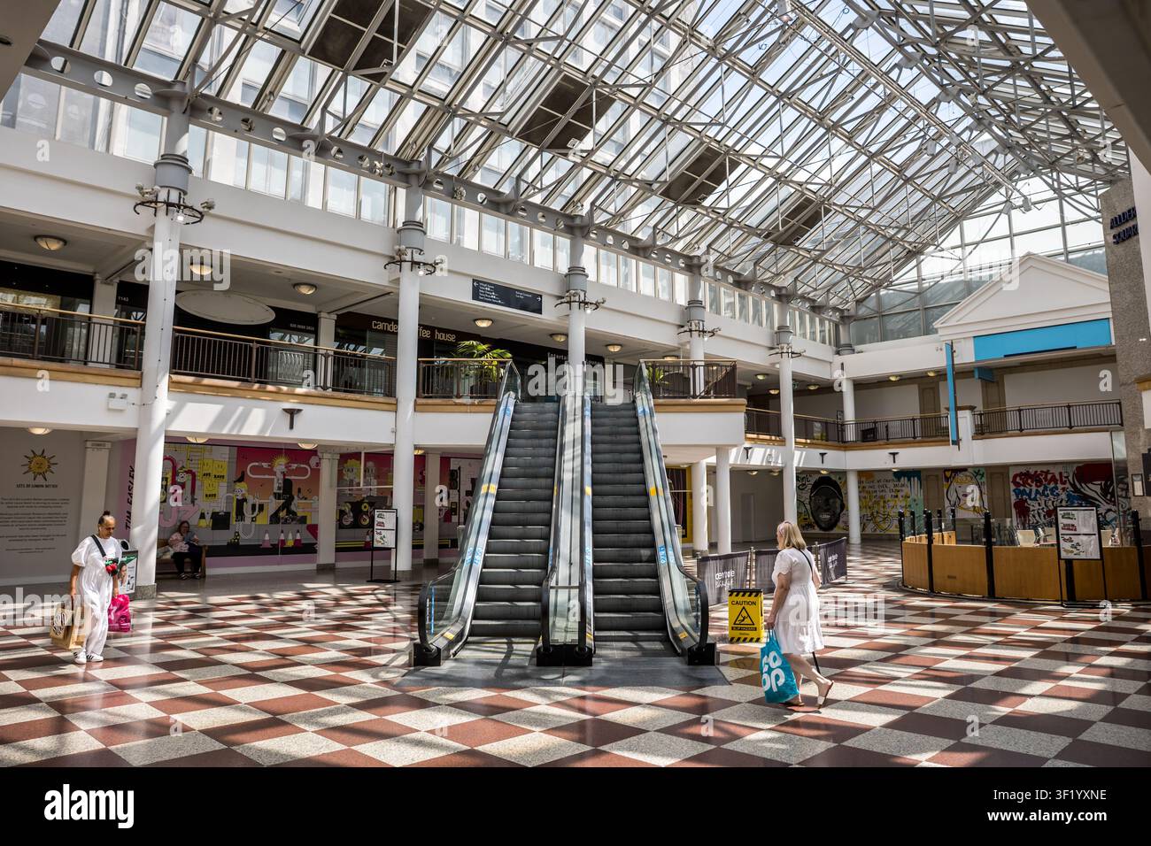Vue intérieure des escaliers mécaniques à plusieurs niveaux, des sols carrelés et des piliers structurels à l'intérieur du centre commercial Whitgift Centre à Croydon, Londres Banque D'Images