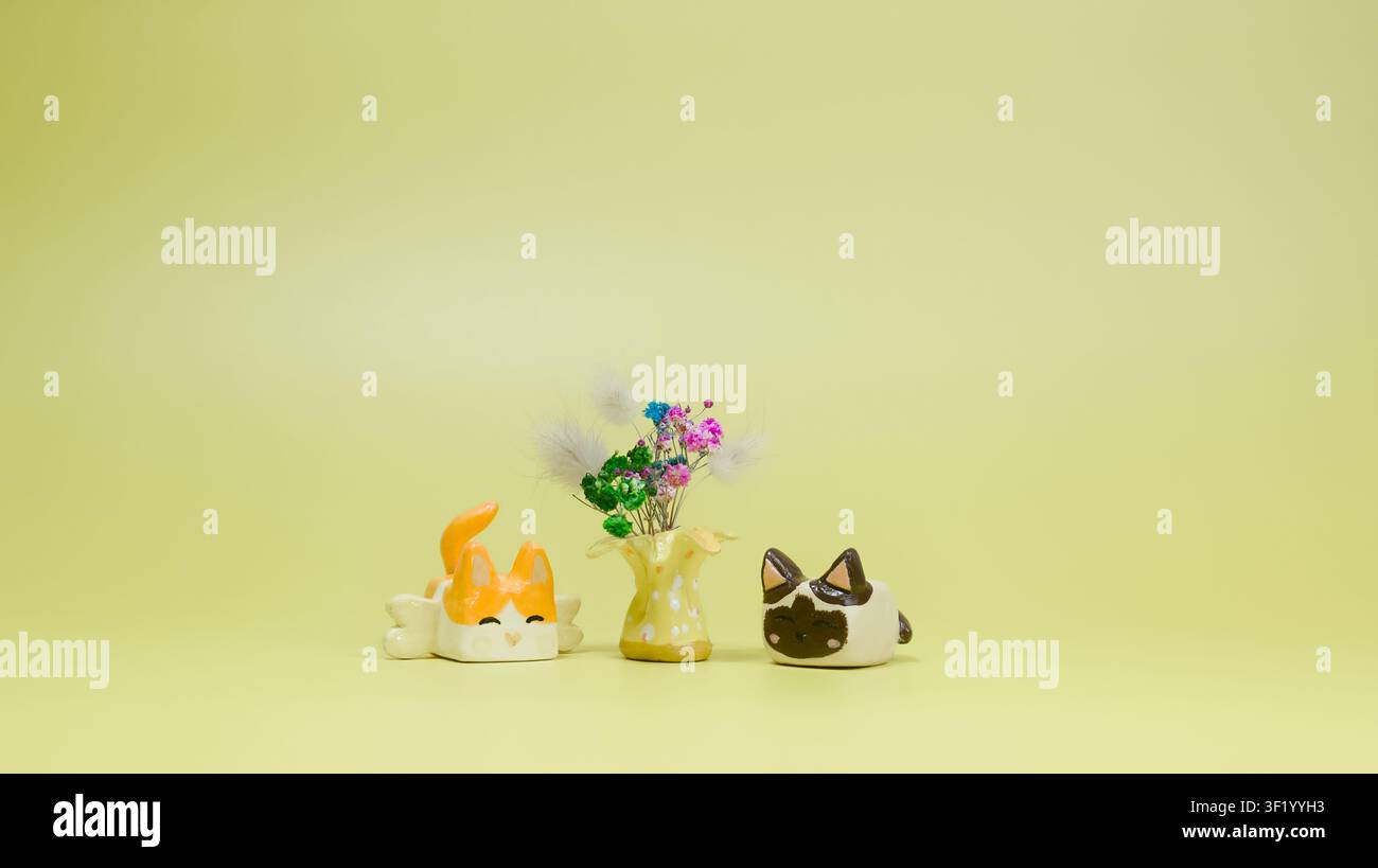 Figurines de chat mignonnes, fleurs séchées Banque D'Images