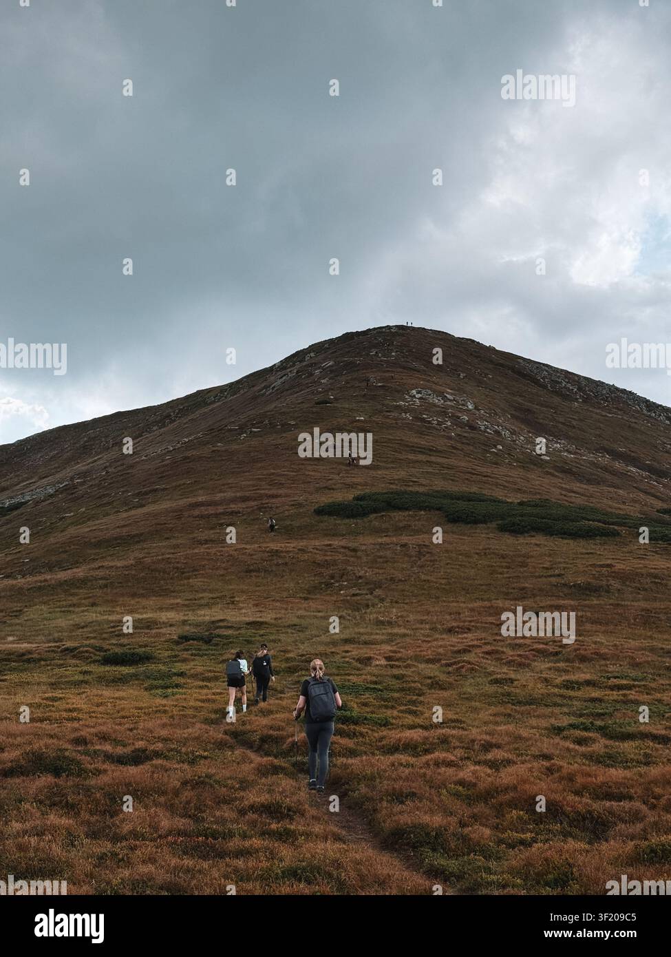 Randonneurs en montagne sur un sentier dans les Carpates ukrainiennes sous des nuages orageux dramatiques - Image de stock capturée avec un smartphone