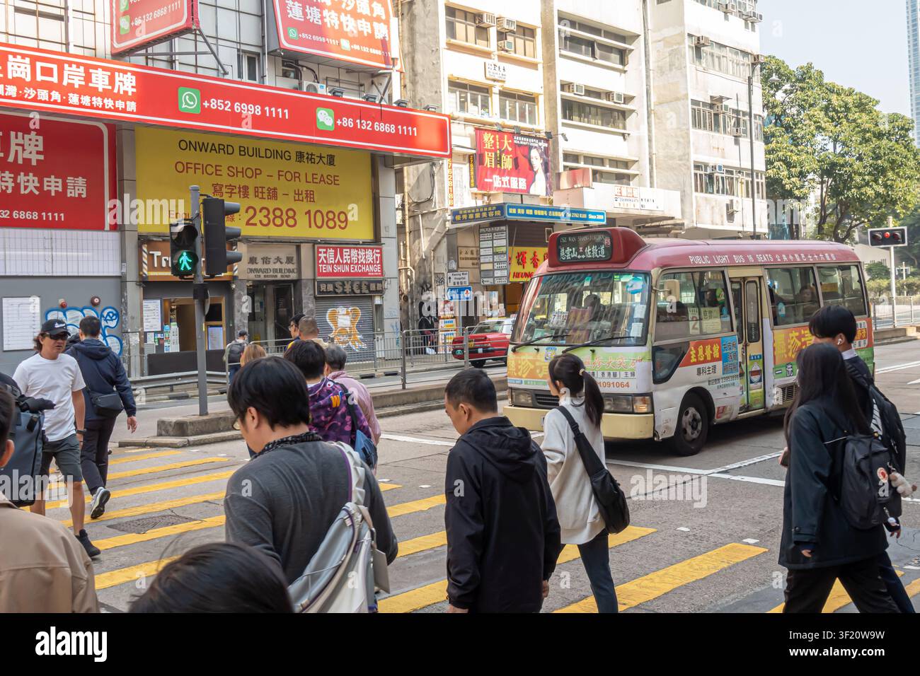 Mong Kok, Hong Kong, bus public à toit rouge et piétons traversant la route Banque D'Images