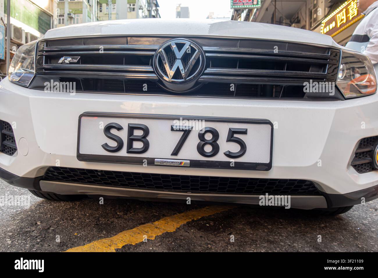 Volkswagen Tiguan blanc, badge R-Line sur la calandre avant. Plaque d'immatriculation de Hong Kong, disposition britannique standard (BS AU 145a) pour les marques d'immatriculation Banque D'Images
