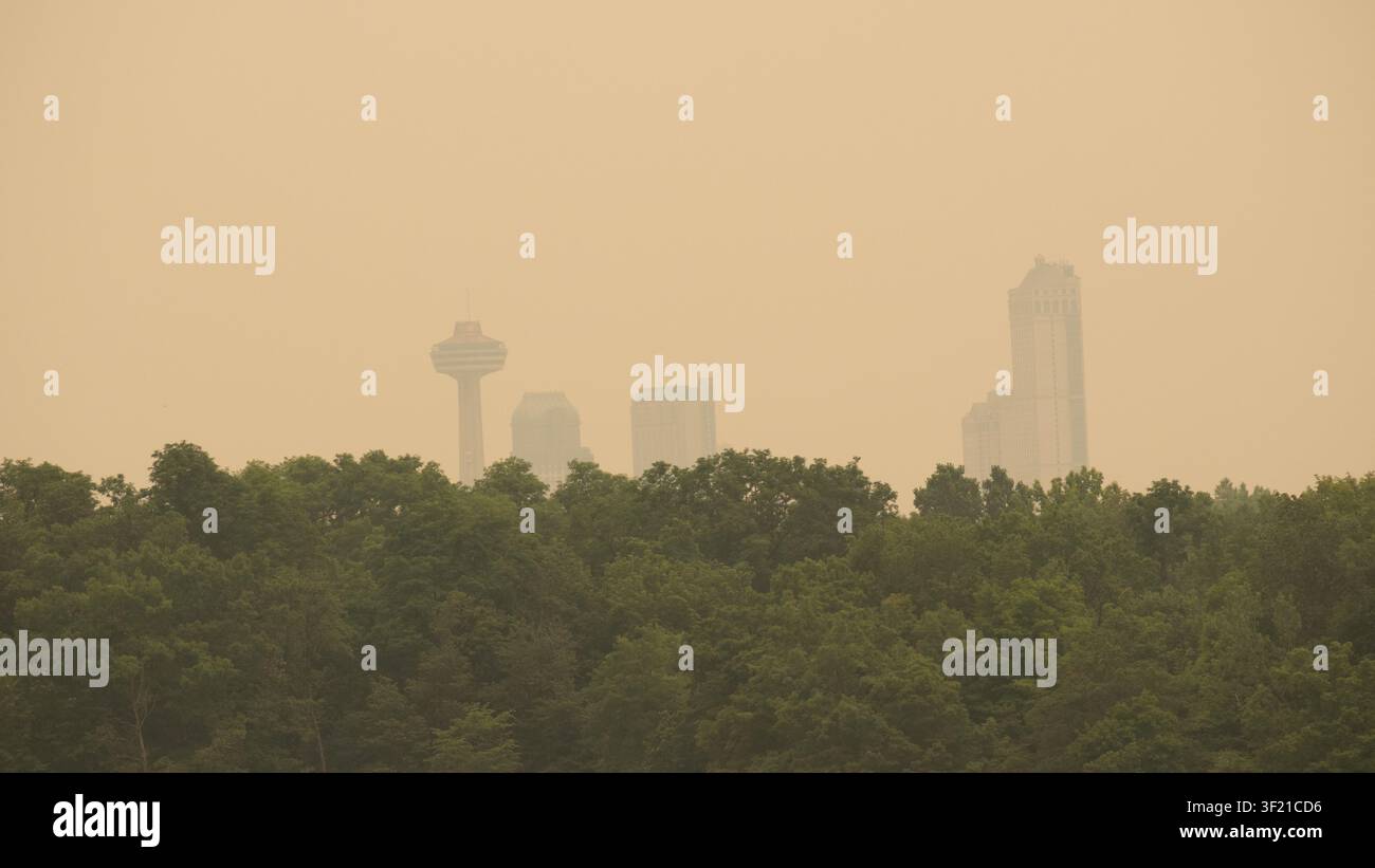Paysage des chutes du Niagara sous un fort brouillard et une fumée de feux de forêt du Nord de l'Ontario - Chutes du Niagara, Ontario - 15 juillet 2026 Banque D'Images