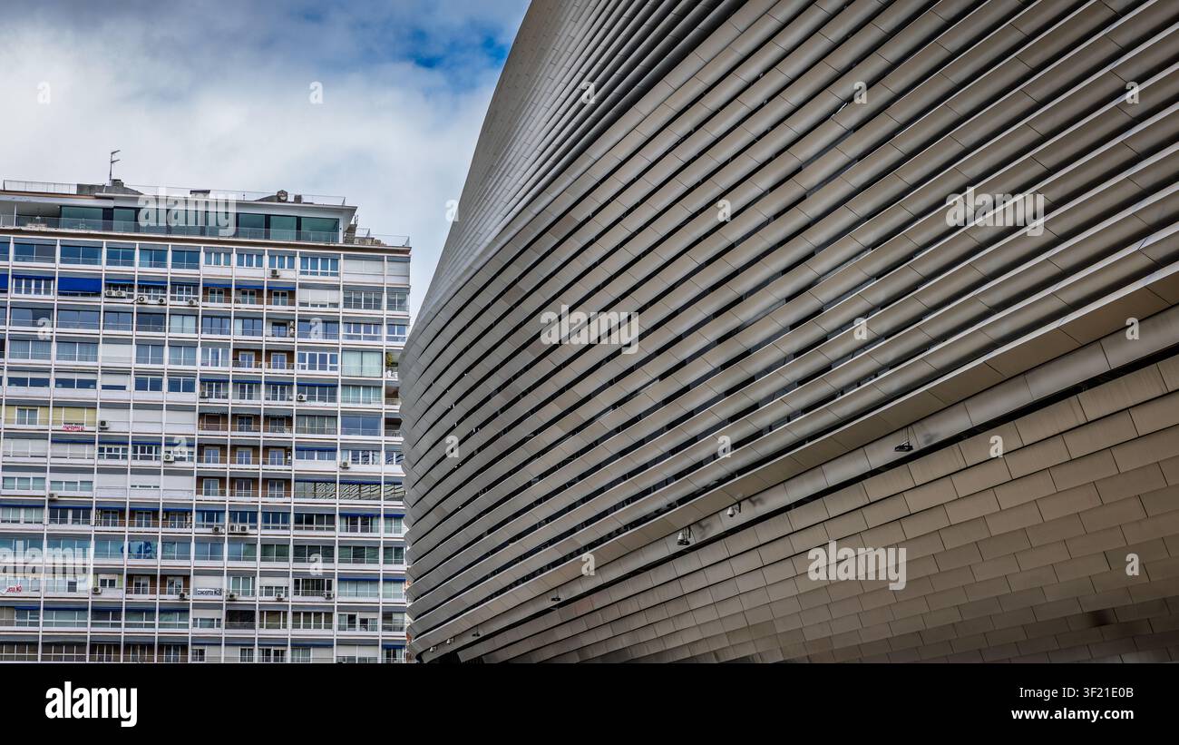 16 mars 2025, Madrid, Espagne : Vue extérieure du stade Santiago Bernabéu avec les bâtiments résidentiels voisins du quartier de Chamartín Banque D'Images