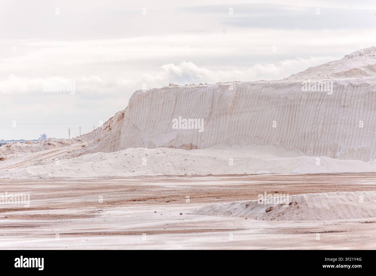 Grand tas de sel dans une saline, Sardaigne, Italie Banque D'Images