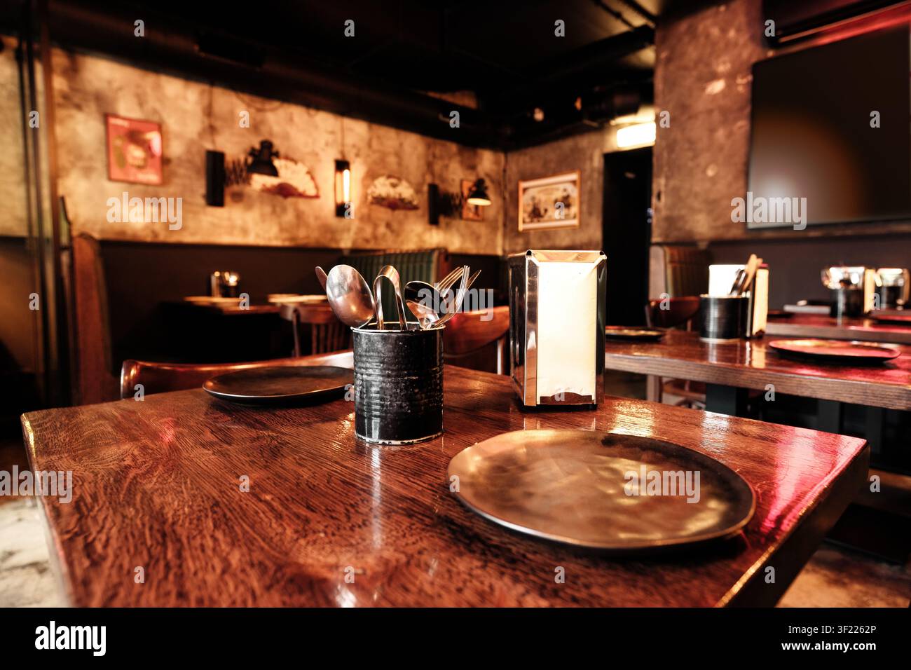 intérieur de restaurant rustique en bois ethno, Podgorze, Cracovie, Pologne Banque D'Images