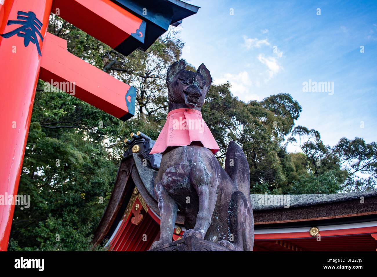 Statue de gardien renard de pierre au sanctuaire Fushimi Inari, Kyoto, Japon Banque D'Images