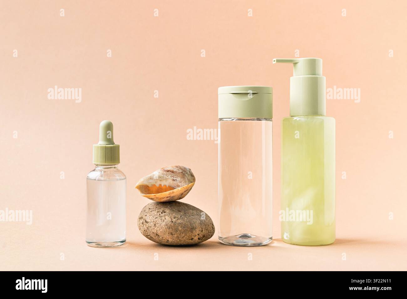Produits cosmétiques naturels minimalistes disposés avec des coquillages et du pierre-pomice. Représentant la beauté biologique, le bien-être, les soins personnels Banque D'Images