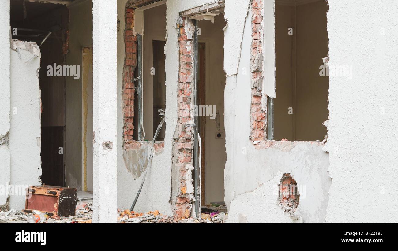 Mur intérieur démoli avec brique apparente pendant la rénovation Banque D'Images