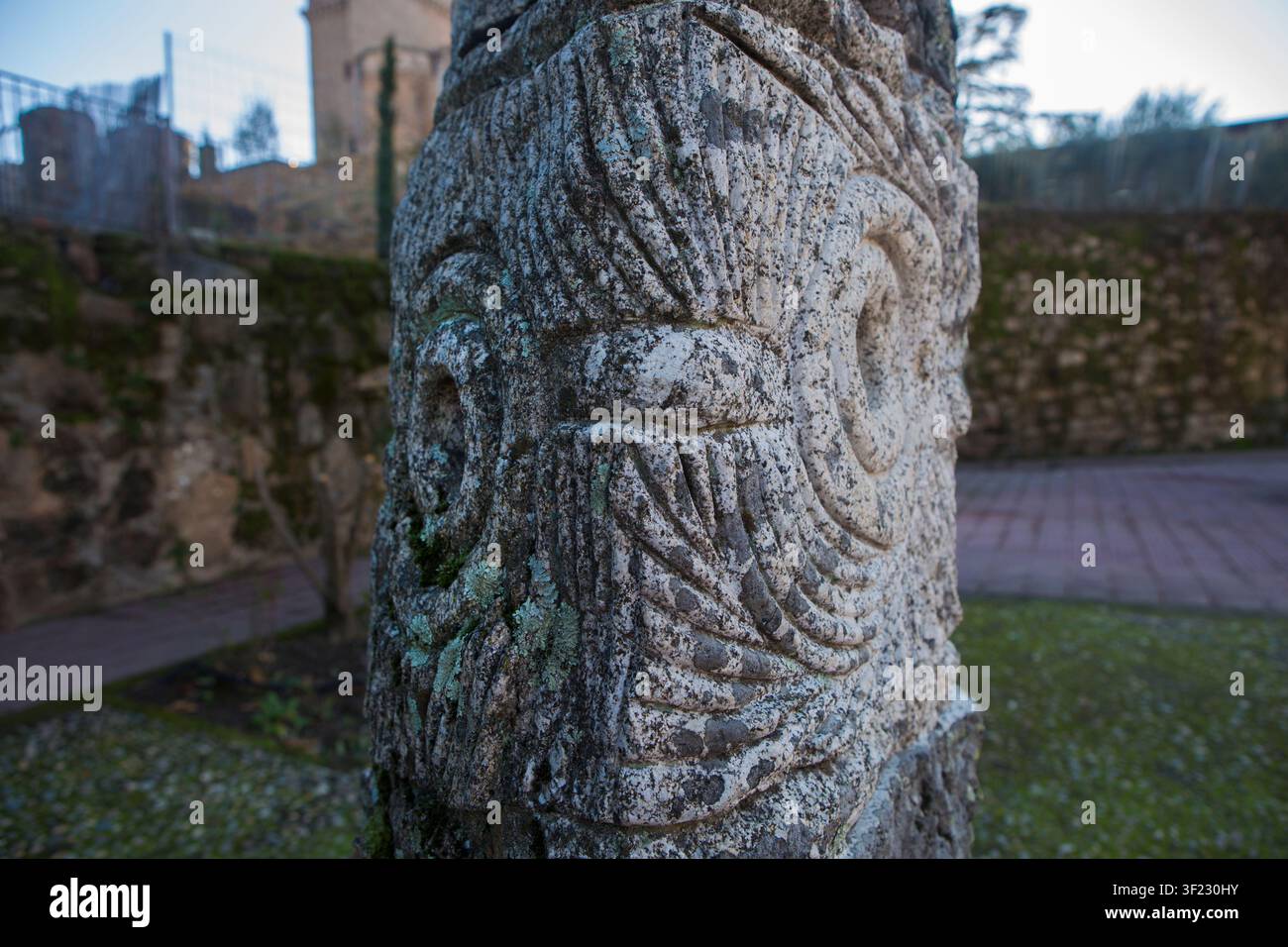 Jarandilla de la Vera, Espagne - 12 déc. 2025 : Mandalas sculptés sur des pierres d'origine celtique, collectés dans les montagnes de Jarandilla Banque D'Images