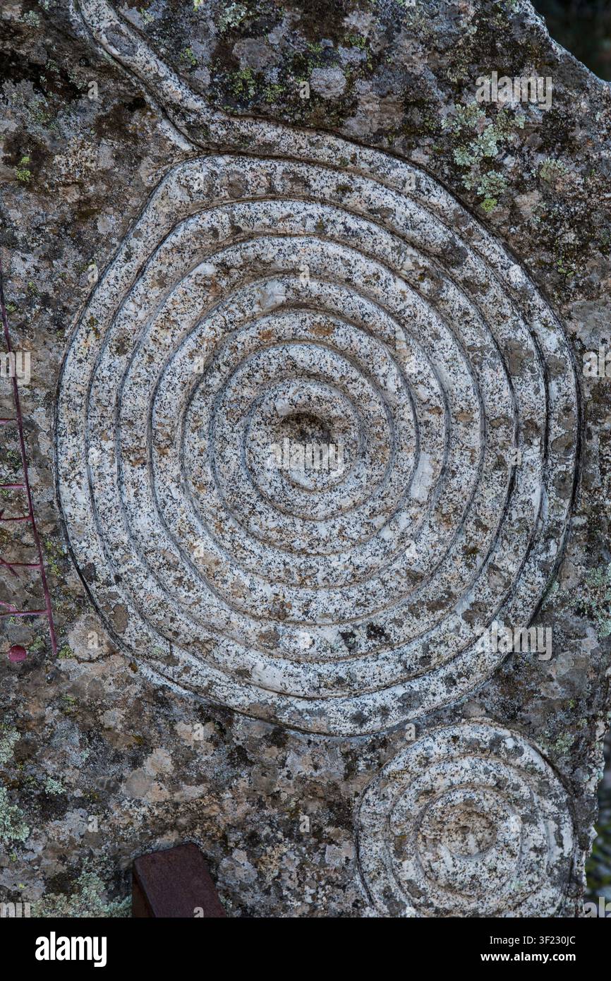 Jarandilla de la Vera, Espagne - 12 déc. 2025 : Mandalas sculptés sur des pierres d'origine celtique, collectés dans les montagnes de Jarandilla Banque D'Images