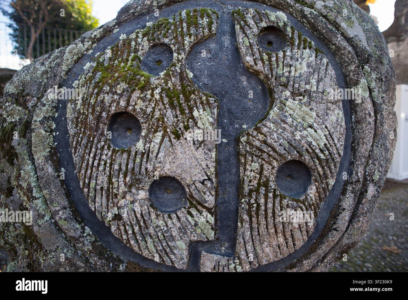 Jarandilla de la Vera, Espagne - 12 déc. 2025 : Mandalas sculptés sur des pierres d'origine celtique, collectés dans les montagnes de Jarandilla Banque D'Images