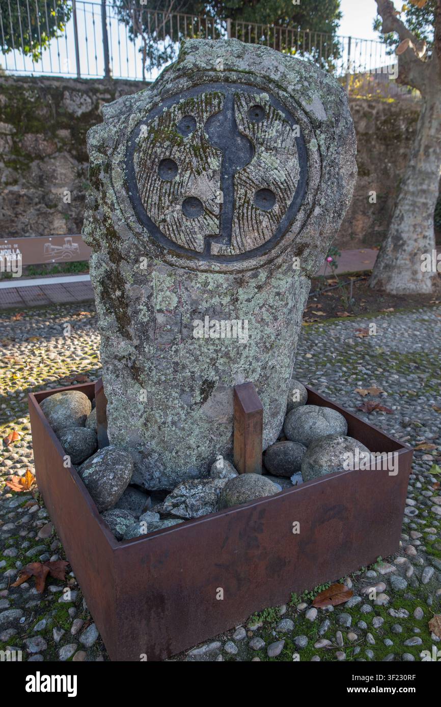 Jarandilla de la Vera, Espagne - 12 déc. 2025 : Mandalas sculptés sur des pierres d'origine celtique, collectés dans les montagnes de Jarandilla Banque D'Images