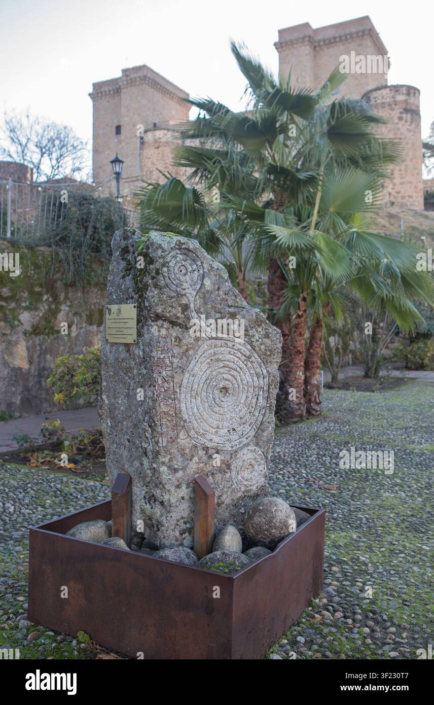Jarandilla de la Vera, Espagne - 12 déc. 2025 : Mandalas sculptés sur des pierres d'origine celtique, collectés dans les montagnes de Jarandilla Banque D'Images