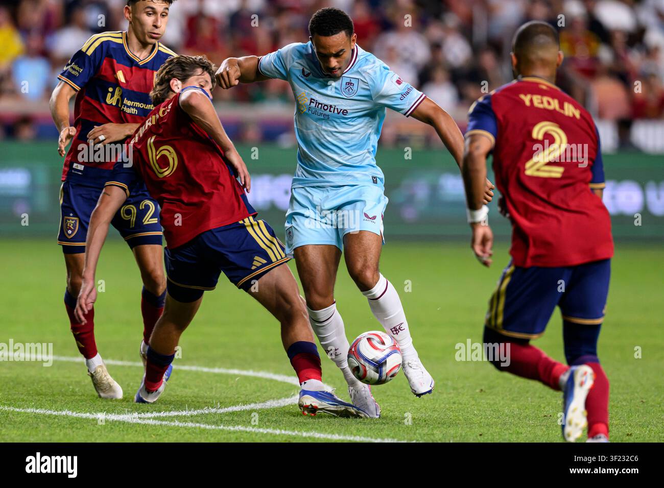 15 juillet 2026 ; America First Field, Sandy, Utah, États-Unis d'Amérique ; Match amical, Real Salt Lake contre Burnley ; L'attaquant de Burnley Lyle Foster contrôle le ballon à travers la défense Banque D'Images