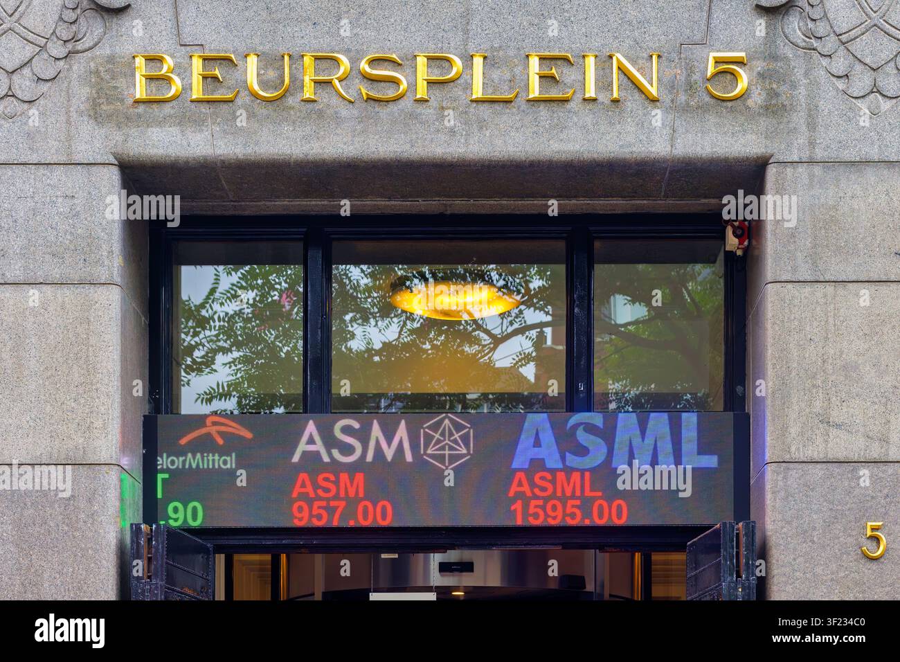 Amsterdam, Pays-Bas - 2 juillet 2026 : Bâtiment de la bourse Euronext au Beursplein 5 montrant les actions ASML à Amsterdam, Pays-Bas Banque D'Images