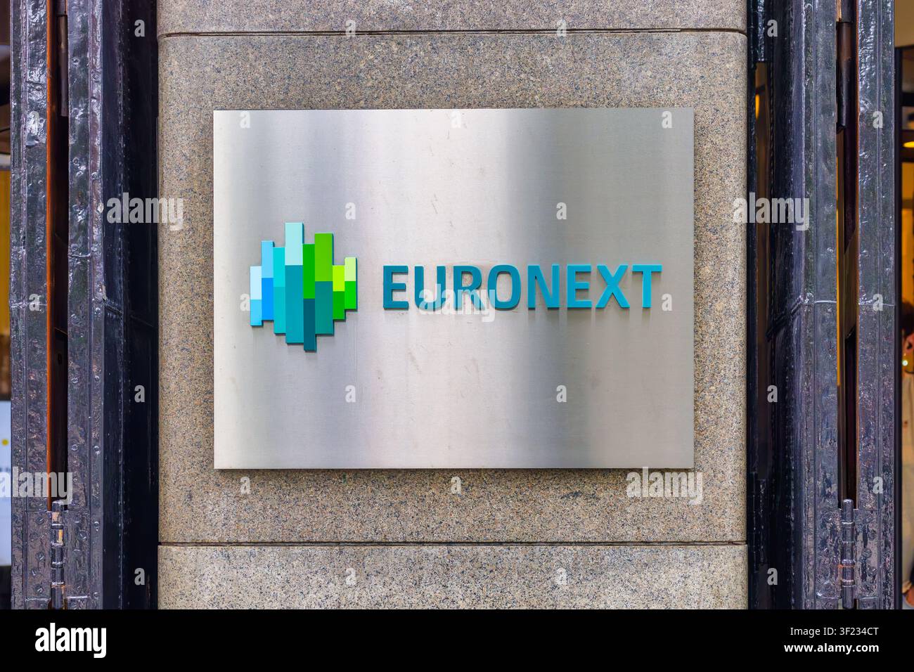 Amsterdam, Pays-Bas – 2 juillet 2026 : Panneau d’entrée de la bourse Euronext au Beursplein 5 affichant l’action ASML à Amsterdam, Pays-Bas Banque D'Images