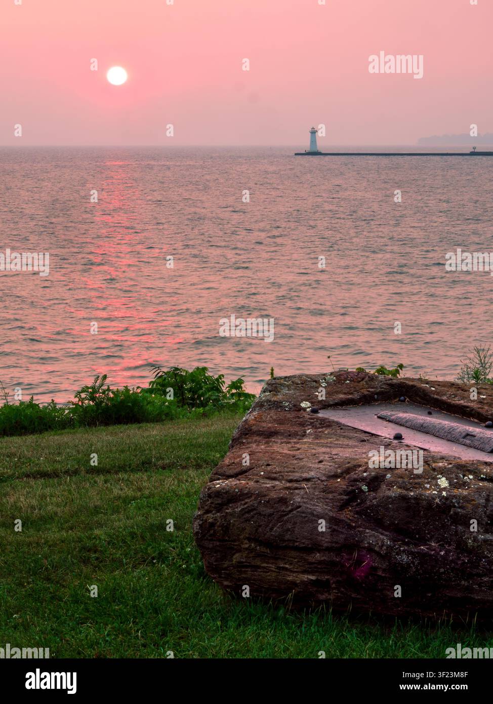 Cieux rouges au-dessus du lac Ontario à cause de la fumée des incendies de forêt au Canada Banque D'Images