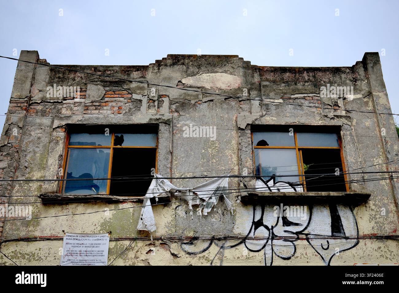 Mexico City, CDMX, Mexique – 4 octobre 2025 : Immeuble d'habitation délabré destiné à la démolition Banque D'Images