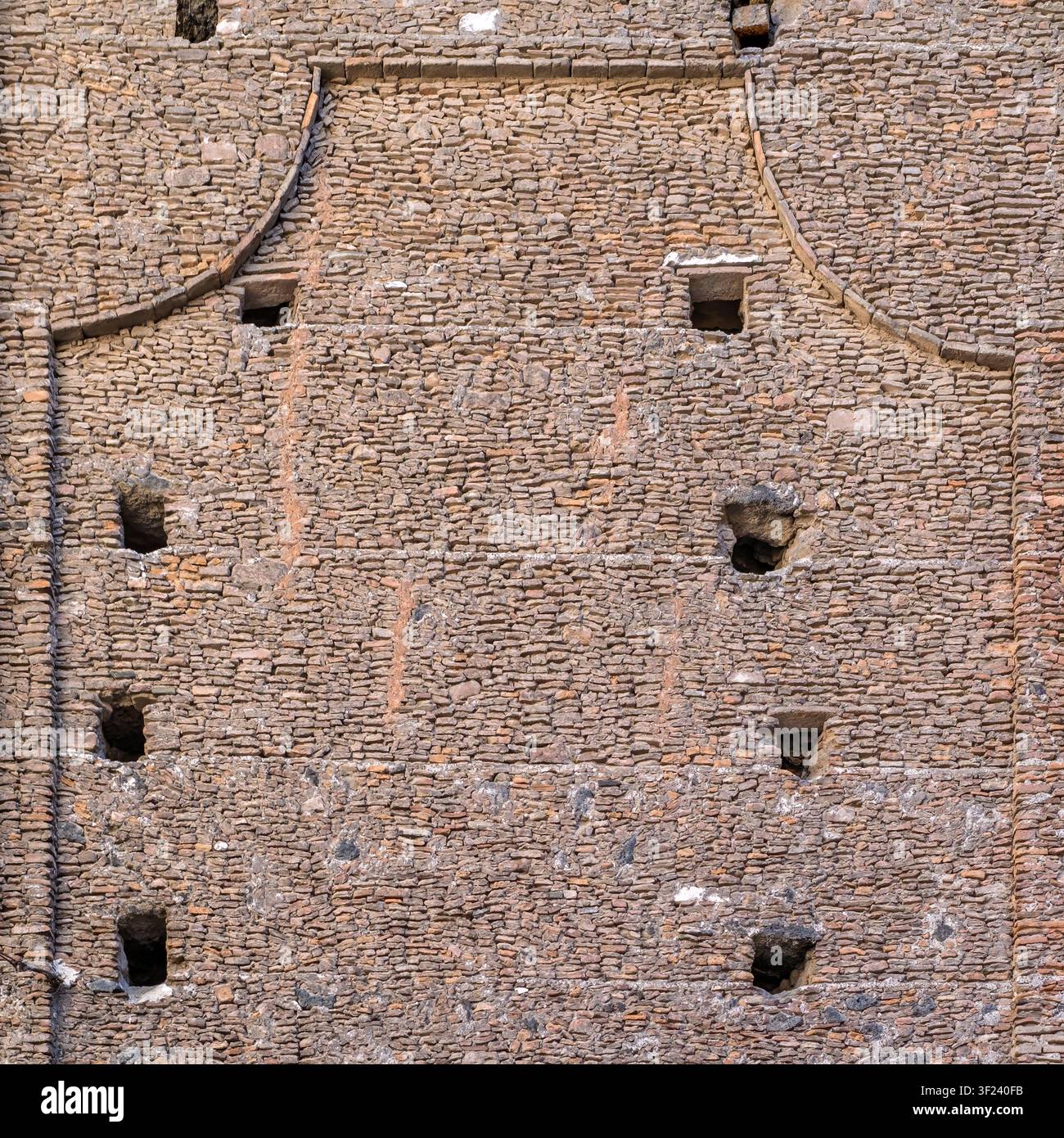 Un cliché en angle élevé et plein cadre de la texture d'un ancien mur d'église à Catane, en Sicile, construit presque entièrement à partir de pierres, de briques et de d historiques récupérés Banque D'Images