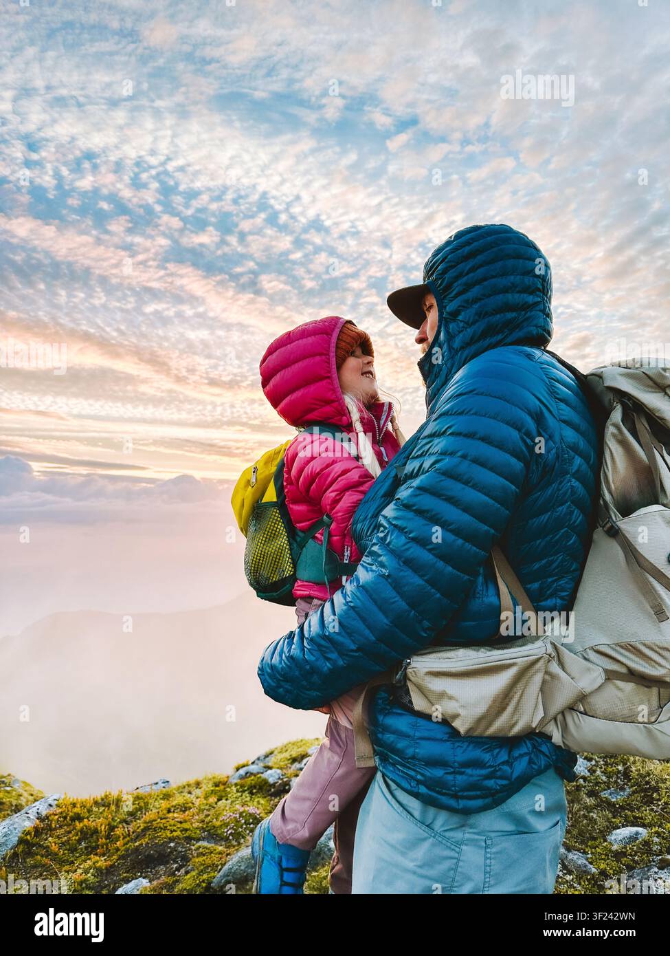 Vacances de randonnée en famille - père et enfant voyagent en plein air, papa et fille partagent des moments heureux ensemble, émotions naturelles, parent portant la petite fille sur son dos Banque D'Images