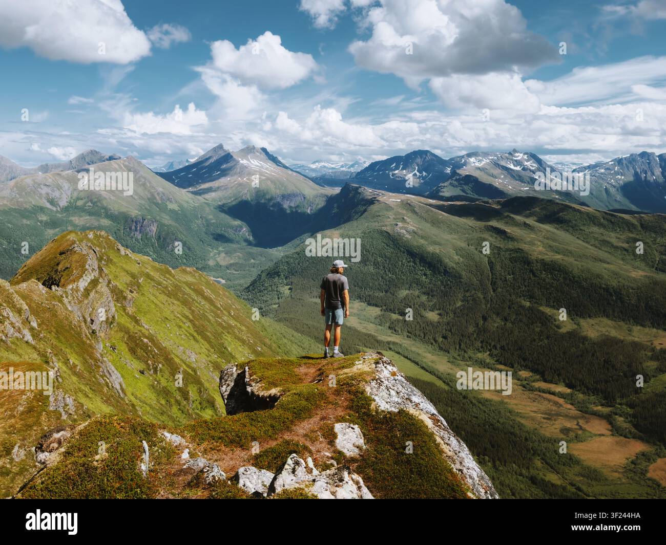 Homme voyageant seul en Norvège, debout seul au bord d'une falaise au sommet, escaladant des montagnes, mode de vie sain, aventure active, vacances d'été, tour extrême en t Banque D'Images