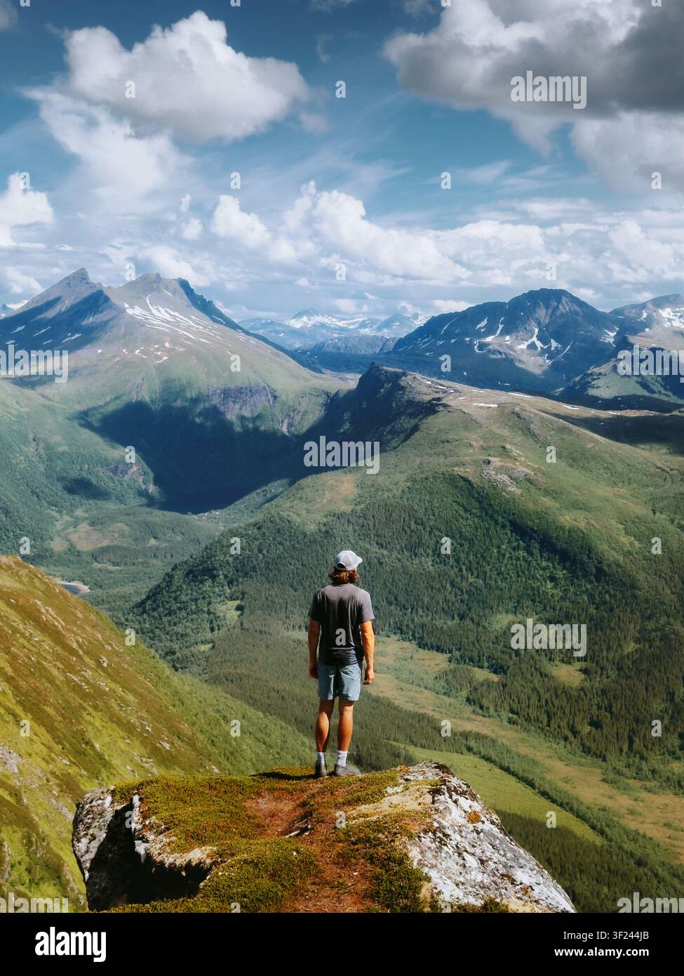 Hiker masculin debout seul au bord d'une falaise, voyage en Norvège, escalade de montagnes, mode de vie sain, aventure active, vacances d'été, tournée, extérieur, globe-trotter Banque D'Images