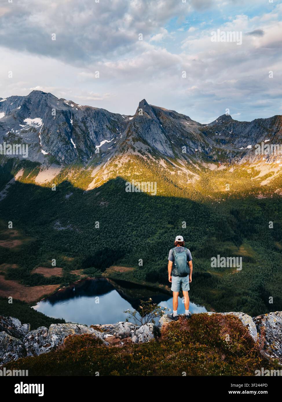 Voyageur homme debout seul sur le bord de la falaise montagneuse, voyage en Norvège, aventure en solo, vacances d'été, tour en plein air, randonneur touristique avec bac Banque D'Images