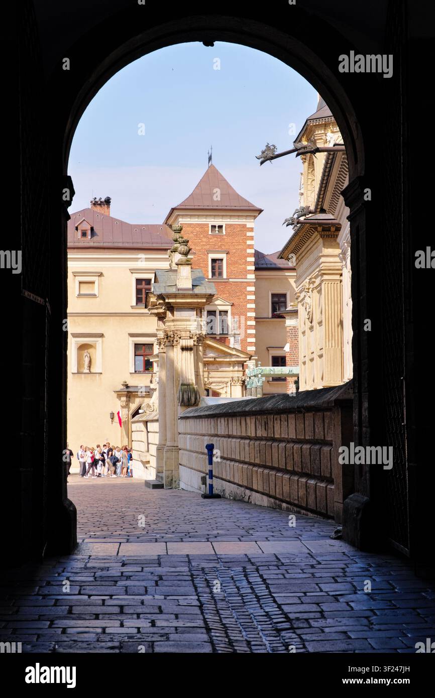 Silhouette de la porte de Bartolomeo Berrecci, architecte de la Renaissance italienne chargé de reprendre les travaux de reconstruction du château royal du Wawel à Cracovie, Pologne Banque D'Images