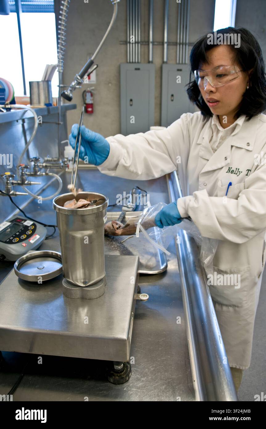 La Food and Drug Administration (FDA) des États-Unis exploite des laboratoires de pointe dotés de scientifiques, de chimistes, de biologistes et de chercheurs hautement qualifiés, dévoués à la protection de la santé publique américaine. Travaillant dans des environnements stériles et contrôlés avec précision, les chercheurs de la FDA mènent des tests, des analyses et des évaluations rigoureux des produits pharmaceutiques, des produits biologiques, des denrées alimentaires, des dispositifs médicaux et des cosmétiques avant qu'ils ne parviennent aux consommateurs. Utilisant des équipements et des méthodologies de pointe, ces professionnels dévoués analysent des échantillons, identifient des pathogènes, évaluent la toxicologie et valident la sécurité. Banque D'Images