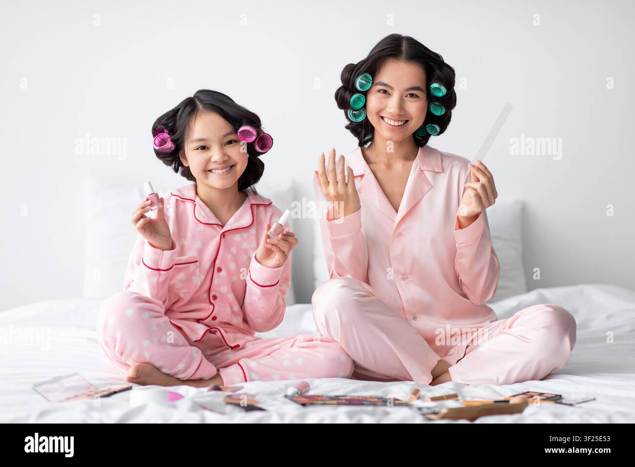 Mère et fille asiatiques heureuses s'amusant avec l'art des ongles à la maison, concept de soins de la peau Banque D'Images
