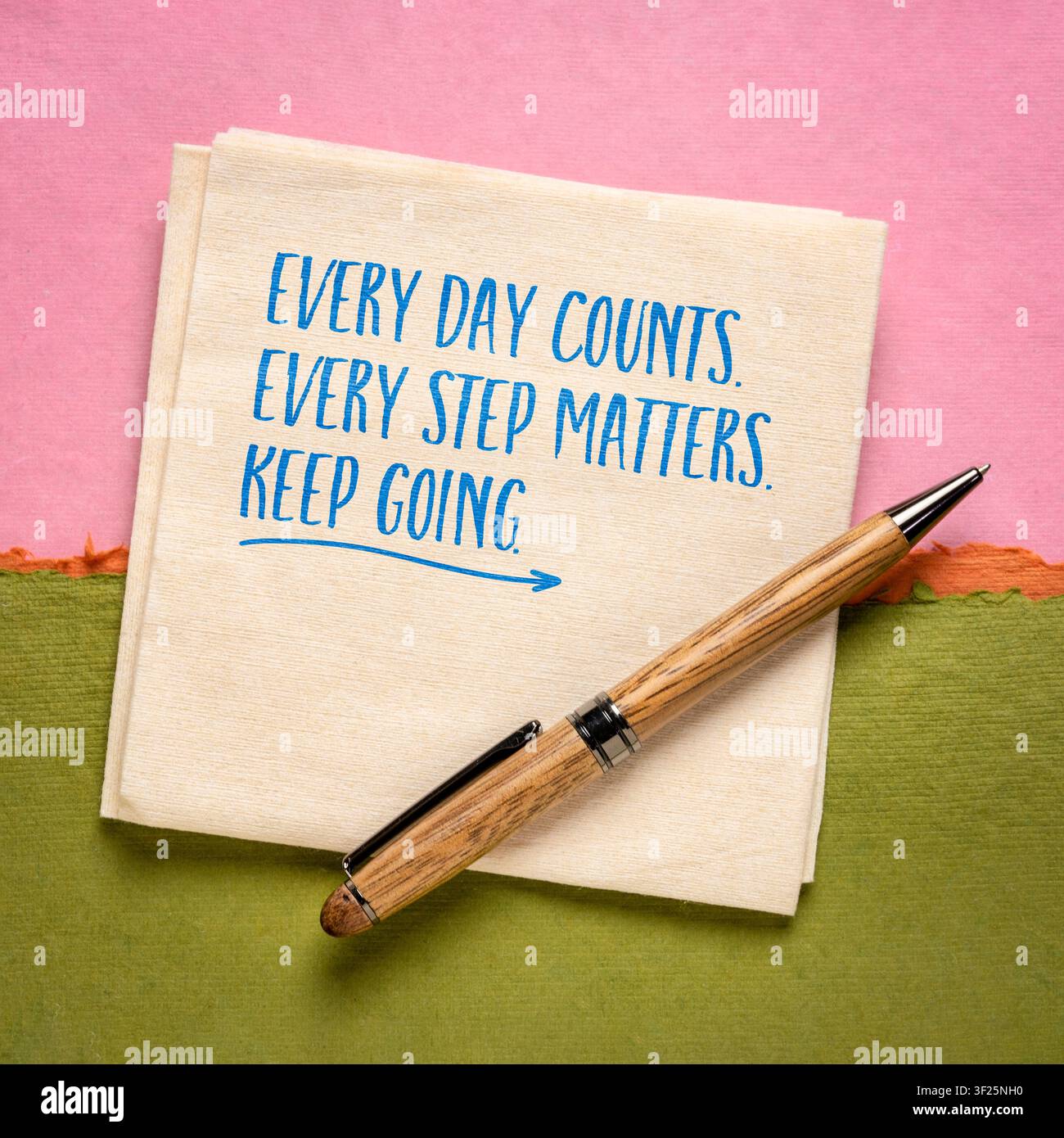 Chaque jour compte. Chaque pas compte. Continuez. – note manuscrite inspirante sur une serviette avec un stylo, encourageant la constance, la persévérance et st Banque D'Images