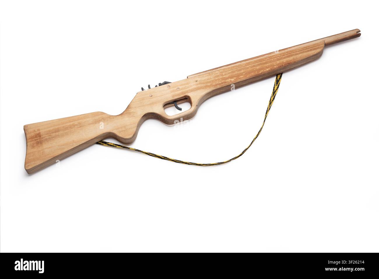 Fusil jouet en bois fait à la main avec une bandoulière isolé sur fond blanc Banque D'Images