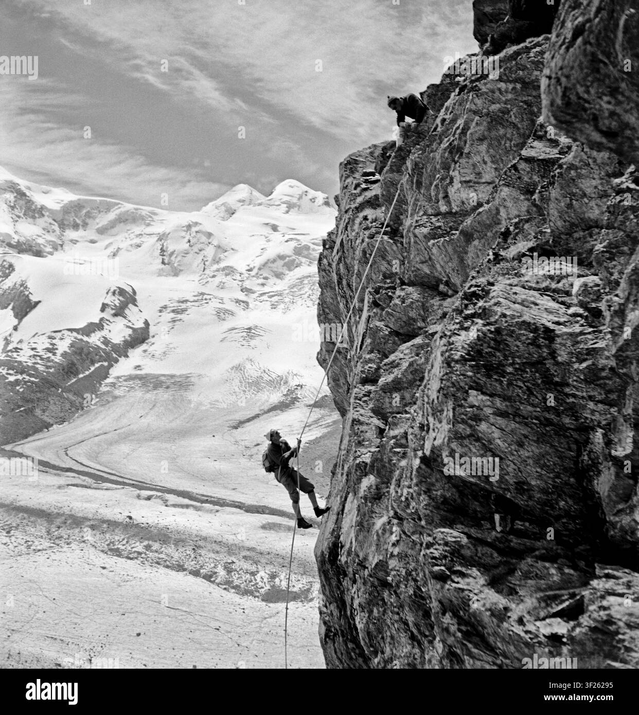 TITRE : [Alpinistes, Zermatt, Suisse] NUMÉRO D'APPEL : Non traité dans PR 06 CN 651 ou PR 13 CN 1971:R04 ; précédemment attribué à LOT 13338, no. 40 [objet] [P&P] Vérifiez pour un enregistrement de groupe en ligne (peut être lié à des objets connexes) NUMÉRO DE REPRODUCTION : LC-DIG-ppmsca-11760 (fichier numérique à partir du négatif original) LC-F9-02-5407-032-009 (négatif sur film noir et blanc) Aucune restriction connue sur la publication. RÉSUMÉ : Photographie aérienne de deux alpinistes sur le flanc d'une montagne. MÉDIUM : 1 tirage photographique : argent gélatine. CRÉÉ/PUBLÉ : [1954] CRÉATEUR : Frissell, Toni, 1907-1988, photographe. NON Banque D'Images