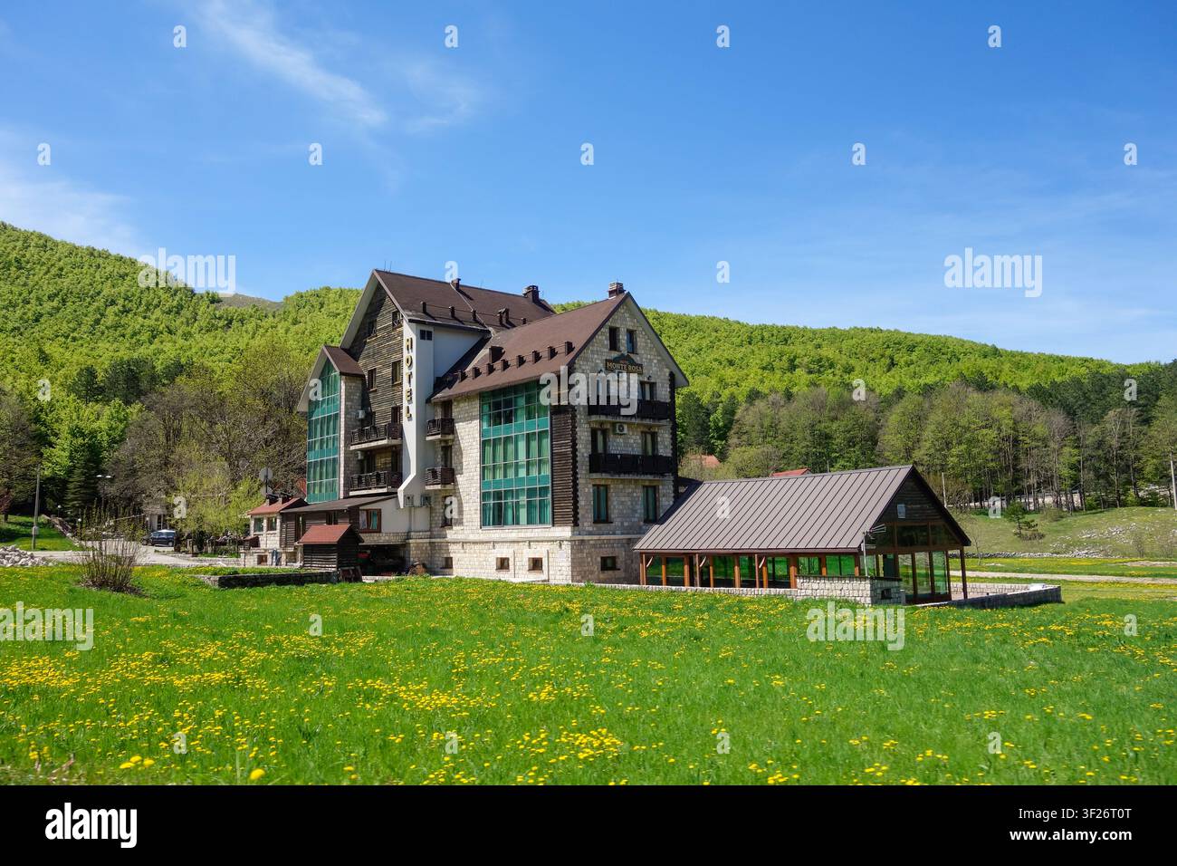 Cetinje, Monténégro - 01.05.2025 : Hôtel Monte Rosa dans les montagnes du Lovćen. Banque D'Images