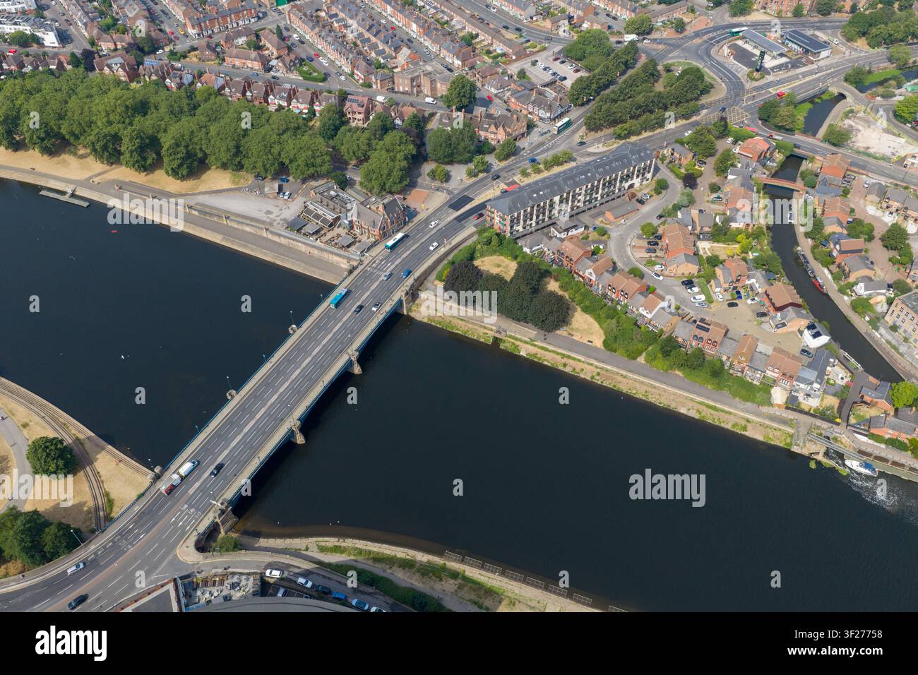 Photo aérienne du pont Trent traversant la rivière Trent à Nottingham, en Angleterre, montrant le pont routier historique au-dessus de la rivière avec les parcs environnants Banque D'Images