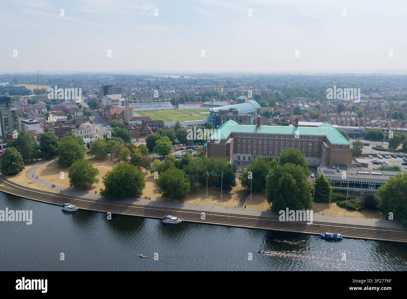 Photo aérienne survolant le terrain de cricket Trent Bridge, la rivière Trent et le centre-ville de Nottingham avec le parc riverain de County Hall et les zones environnantes Banque D'Images