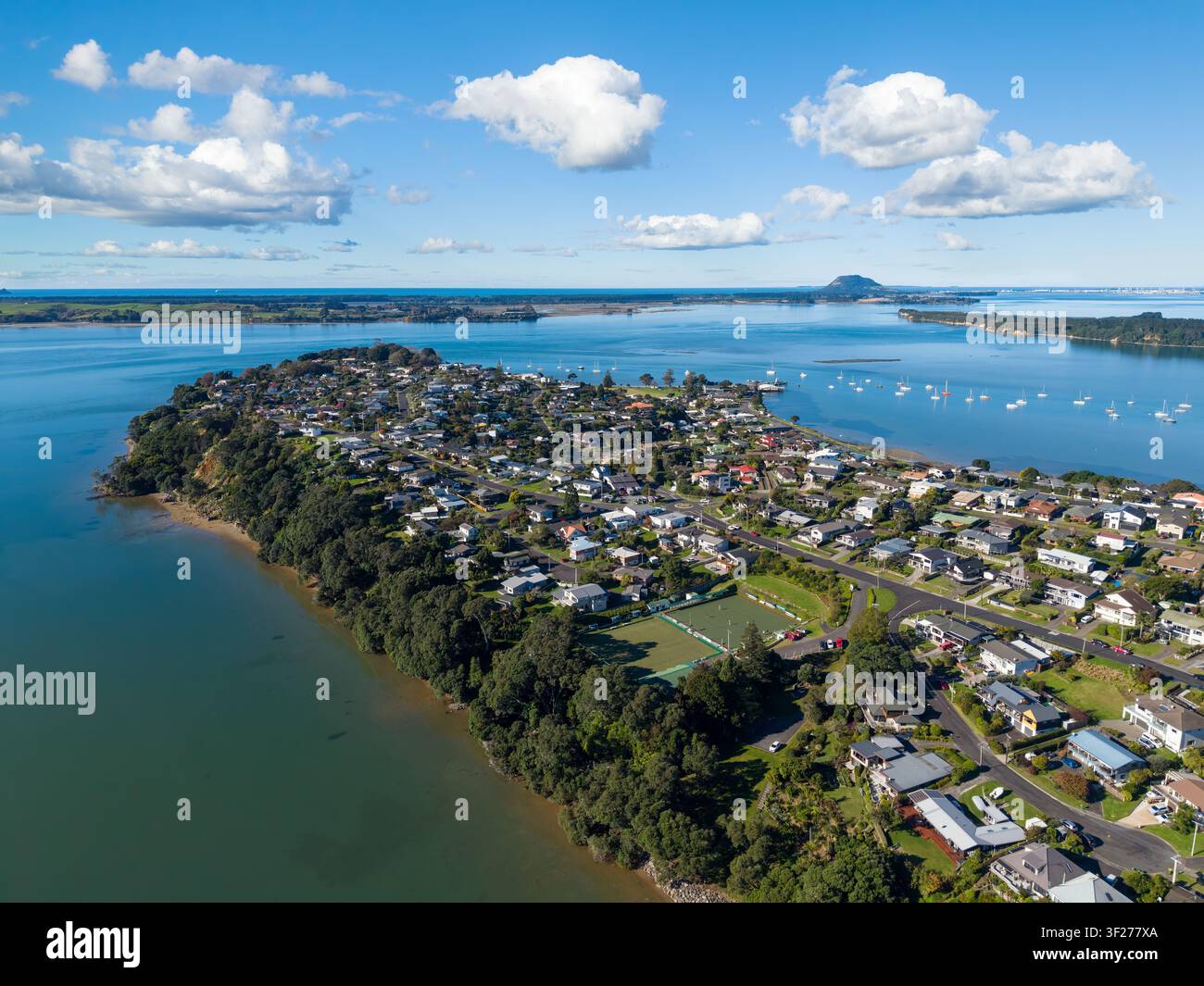 Omokoroa, une petite ville de la Baie de Plenty, en Nouvelle-Zélande.. La péninsule d'Omokoroa s'avance dans le Tauranga Harbour. Vue aérienne. Banque D'Images