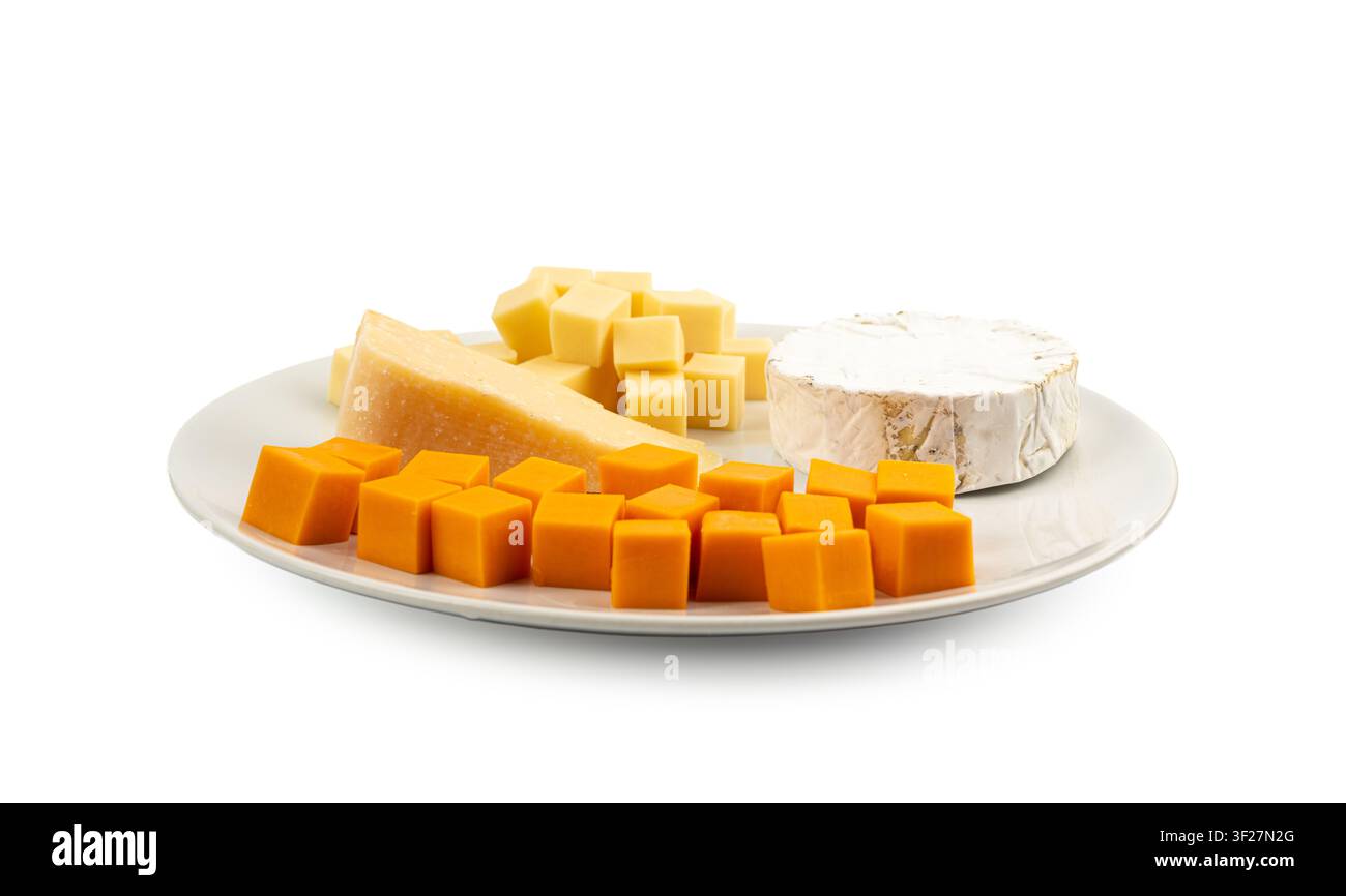 Assiette de fromages variés colorés, plateau de gorgonzola jaune, blanc et bleu, munster, planche de fromages fourme, produits laitiers hachés assortis, nombreux Banque D'Images