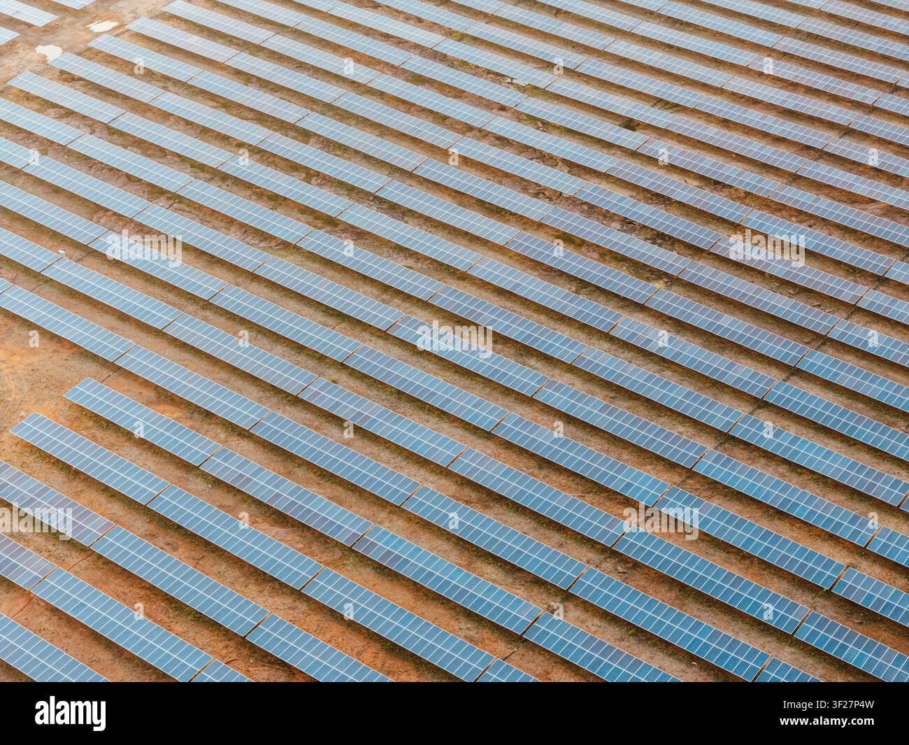 Vue aérienne d'en haut d'une centrale solaire à grande échelle avec des panneaux photovoltaïques sans fin dans une ferme d'énergie renouvelable Banque D'Images