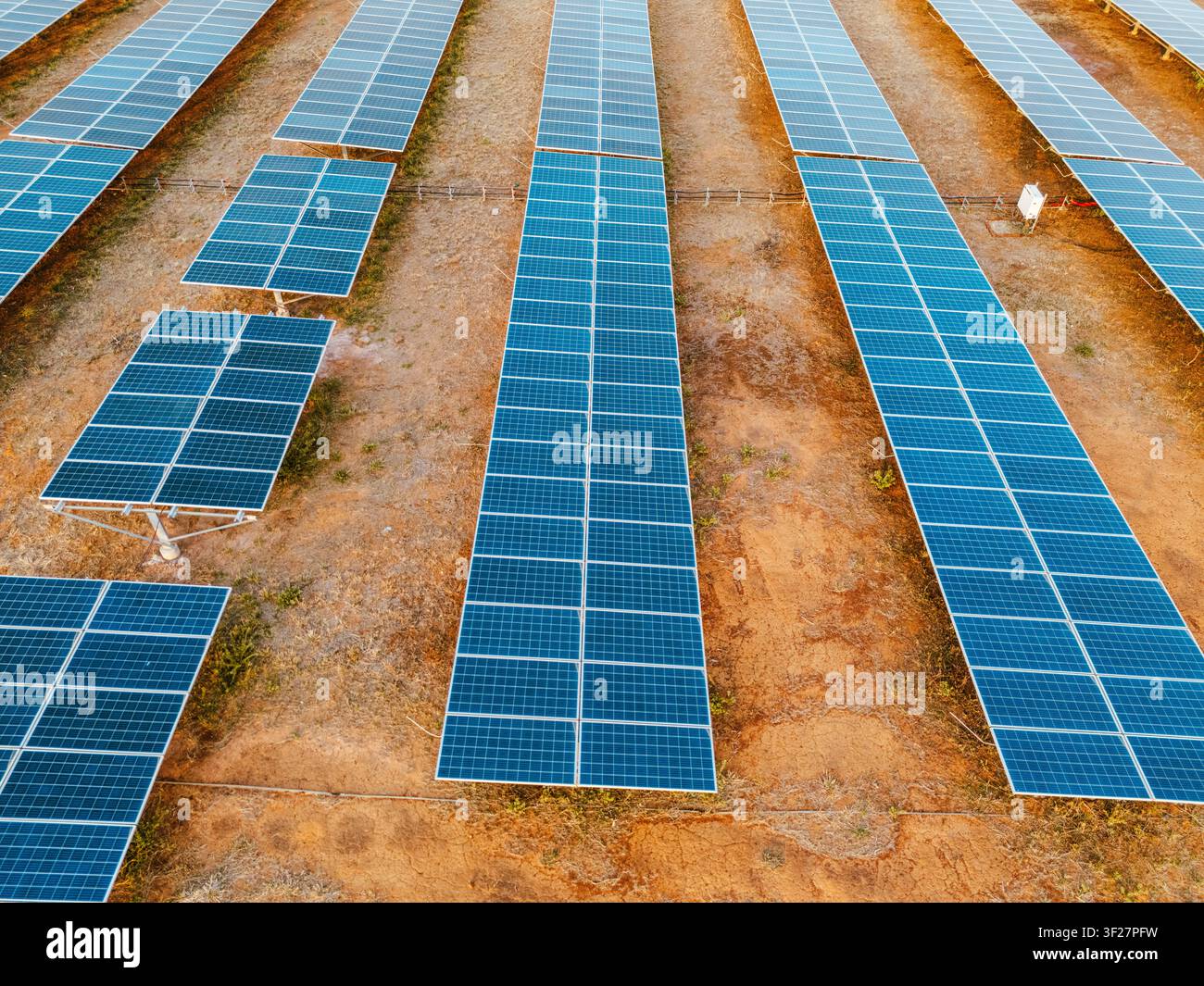 Vue aérielle par drone des panneaux photovoltaïques solaires dans une centrale d'énergie renouvelable Banque D'Images
