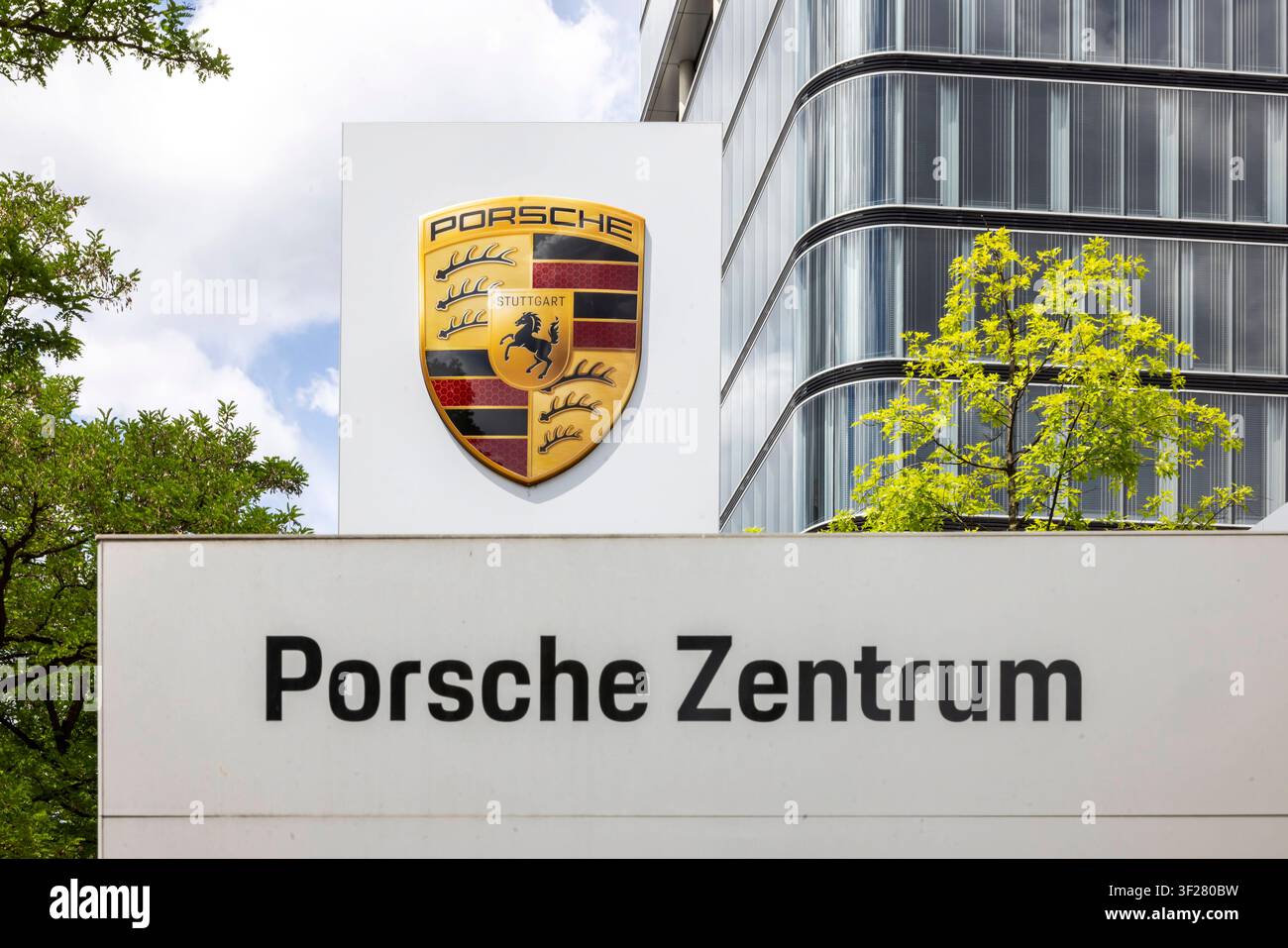 Logo Porsche. Centre Porsche de Stuttgart. // 08.07.2026, Stuttgart, Bade-Wurtemberg, Allemagne *** Logo Porsche Centre Porsche de Stuttgart 8 juillet 20 Banque D'Images