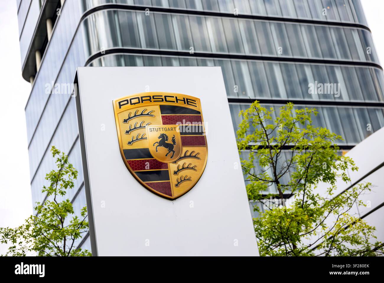 Logo Porsche. Centre Porsche de Stuttgart. // 08.07.2026, Stuttgart, Bade-Wurtemberg, Allemagne *** Logo Porsche Centre Porsche de Stuttgart 8 juillet 20 Banque D'Images
