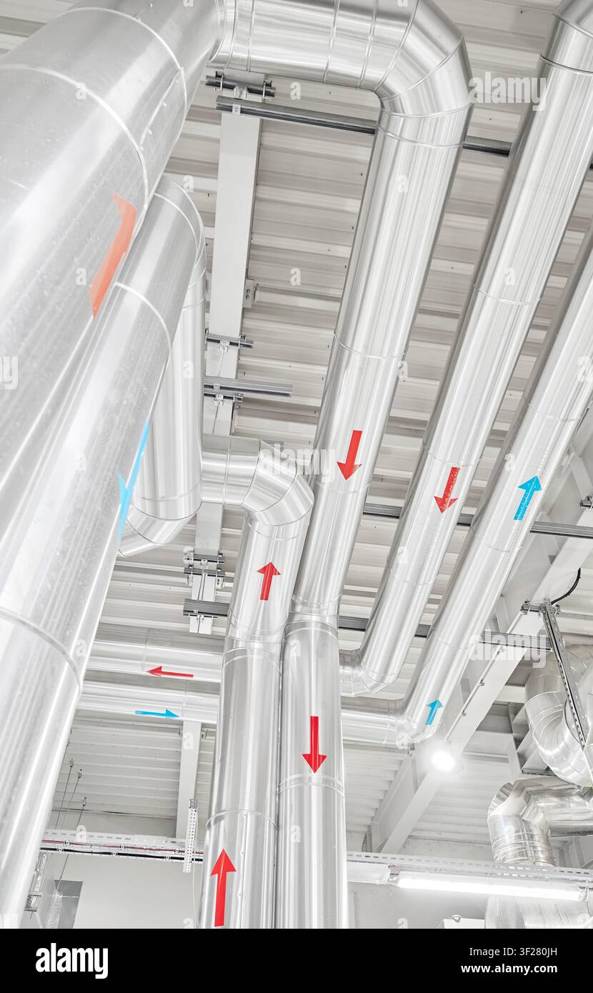 Tuyau dans une usine de chauffage urbain. Banque D'Images