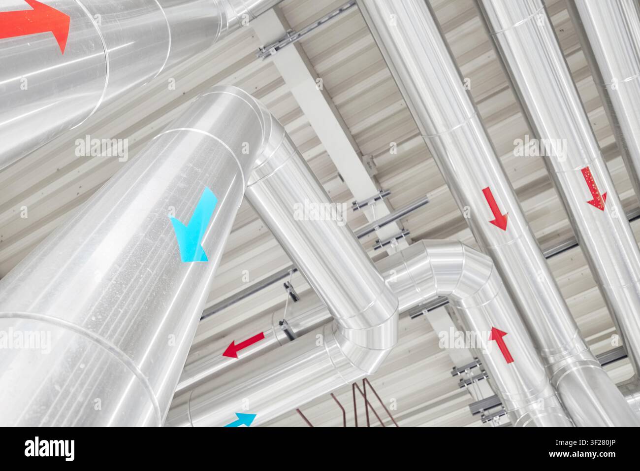 Tuyau dans une usine de chauffage urbain. Banque D'Images