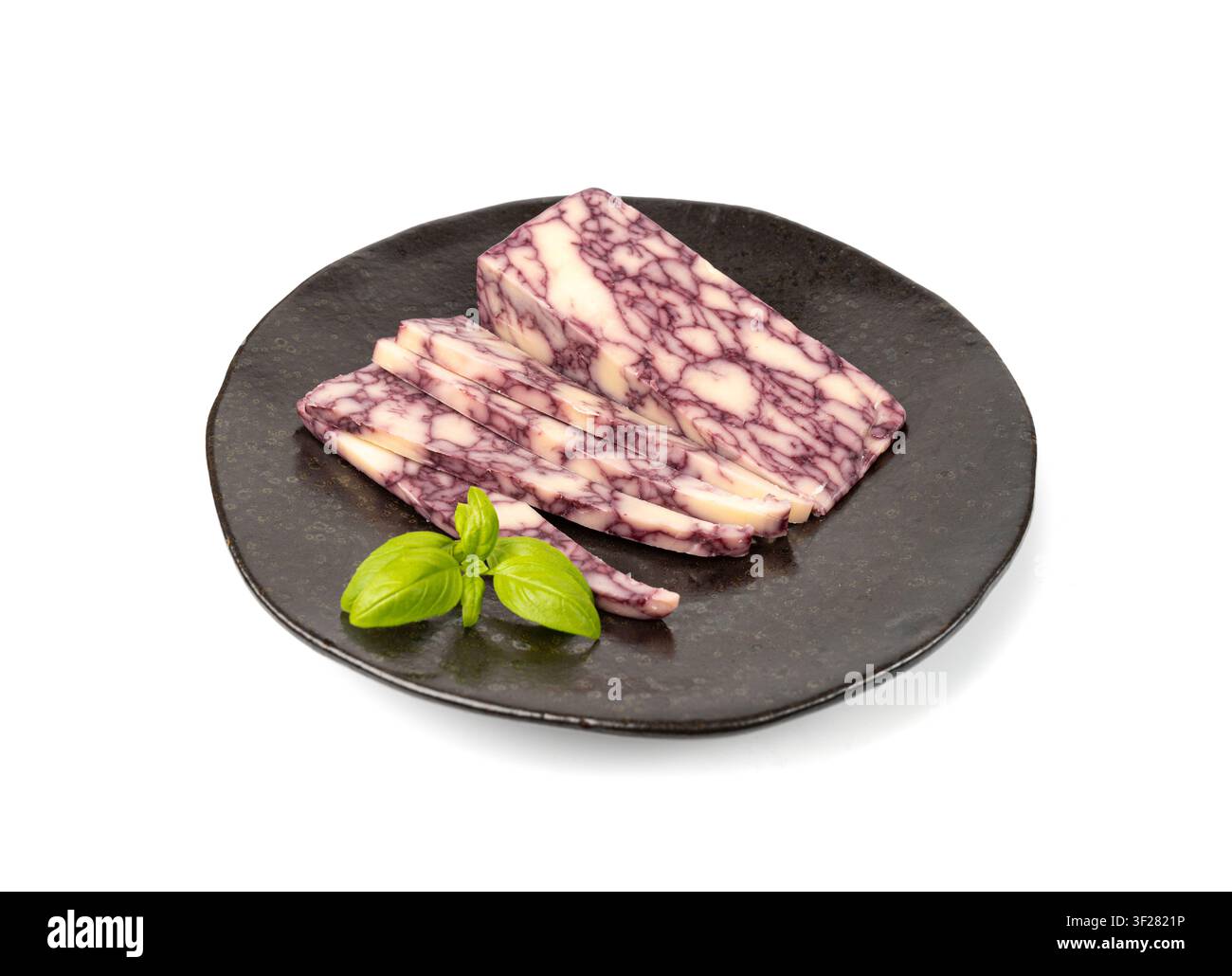Fromage Windsor Red, Fromage marbré au vin Derby, Cheddar marbré vieilli au vin sur une assiette noire isolée sur fond blanc Banque D'Images