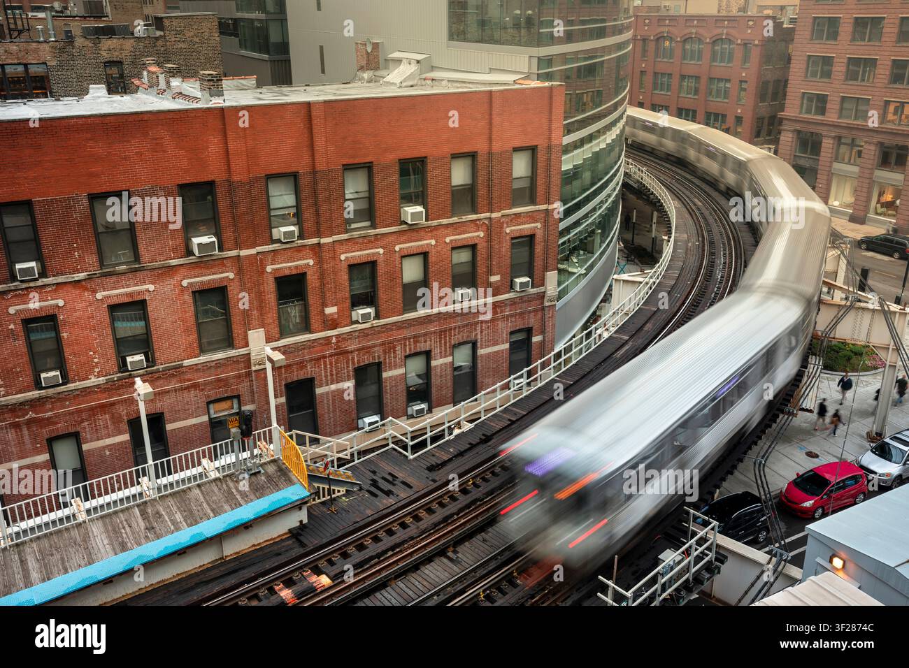 Train surélevé sur un pont à Chicago, Illinois, États-Unis Banque D'Images
