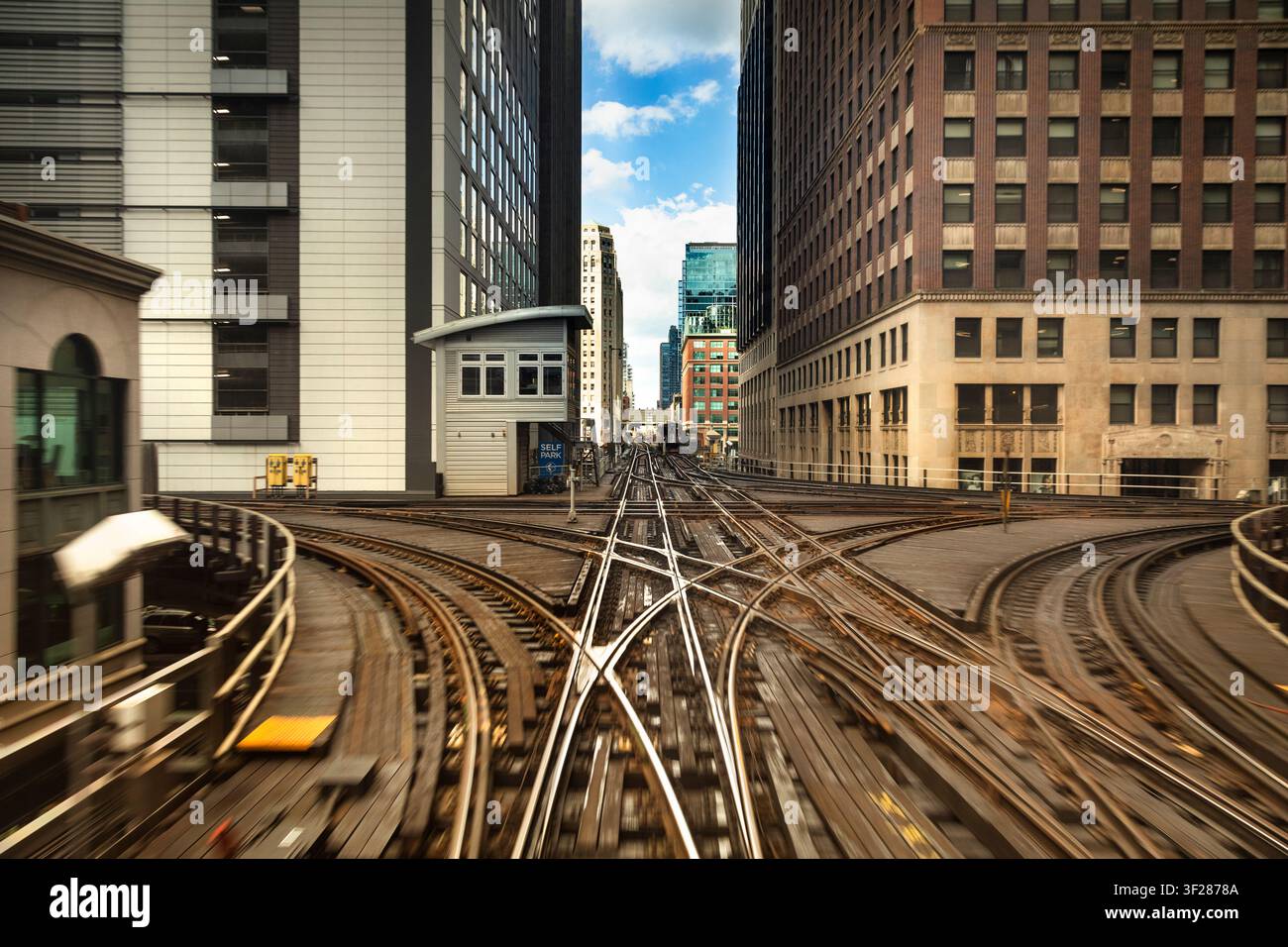 Voies ferrées surélevées sur un pont à Chicago, Illinois, États-Unis Banque D'Images